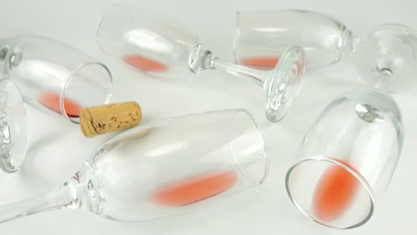 葡萄酒软木塞落在玻璃杯上 白底上有红葡萄酒 慢动作 — 图库视频影像
