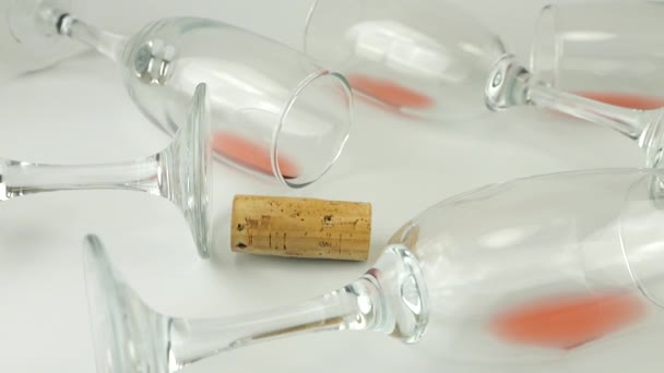 Tappi Vino Cadono Bicchieri Con Vino Rosso Uno Sfondo Bianco — Video Stock