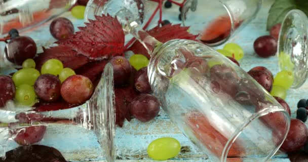 Composizione Autunnale Tavola Legno Blu Con Bicchieri Vino Rosso Foglie — Video Stock