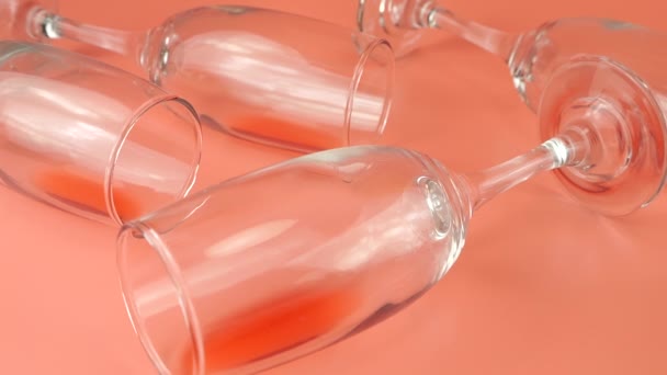 Trauben Fallen Auf Gläser Mit Rotwein Auf Rosa Hintergrund Zeitlupe — Stockvideo
