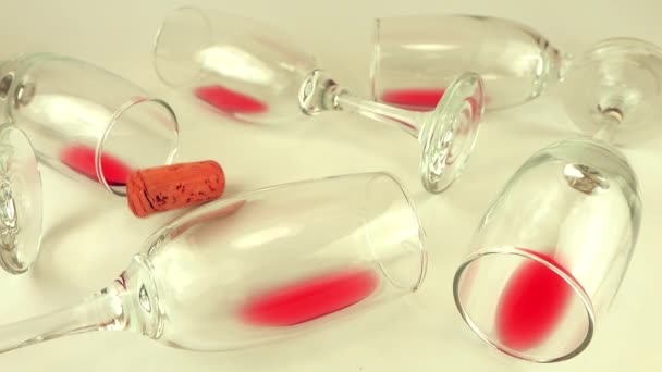 Wijnkurken Vallen Glazen Met Rode Wijn Een Witte Achtergrond Langzame — Stockvideo