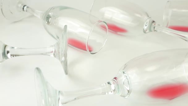 Wijnkurken Vallen Glazen Met Rode Wijn Een Witte Achtergrond Langzame — Stockvideo