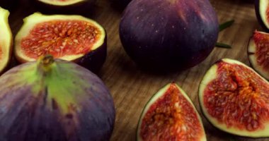 Tahtada incir ve incir dilimleri.