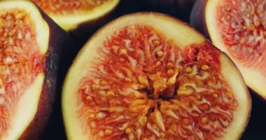 Siyah taş servis tahtasındaki incir ve incir dilimleri.