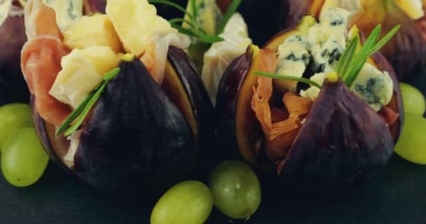 Snacks Form Von Gefüllten Feigen Mit Marmelade Und Blauschimmelkäse Auf — Stockvideo