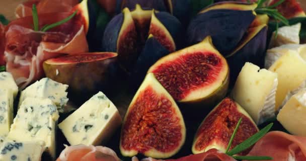 Snacks Form Von Gefüllten Feigen Mit Marmelade Und Blauschimmelkäse Auf — Stockvideo