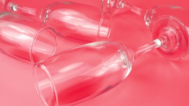Las Uvas Caen Vasos Con Vino Tinto Sobre Fondo Rosado — Vídeo de stock