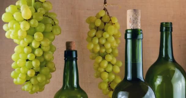 Çuval Bezinde Üzüm Şarap Şişeleri — Stok video