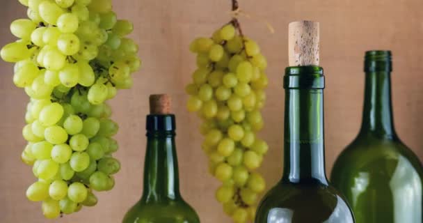 バラップの背景にあるワインのブドウとボトル — ストック動画