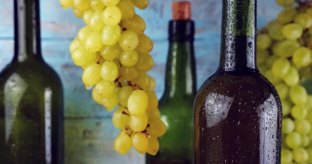 Uvas Botellas Vino Sobre Fondo Madera Azul Vintage — Vídeo de stock