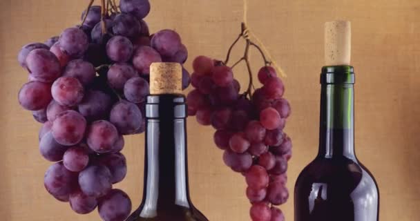 Ροζ Σταφύλια Και Μπουκάλια Κρασιού Φόντο Λινάτσα — Αρχείο Βίντεο