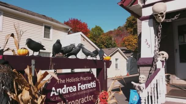 ハロウィーンの休日のための家の正面と庭の装飾的な要素 カナダハミルトン — ストック動画