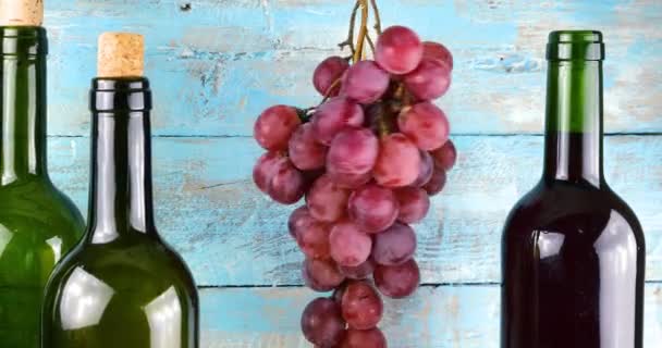Mavi Bir Ahşap Arka Planda Pembe Üzümler Şarap Şişeleri — Stok video