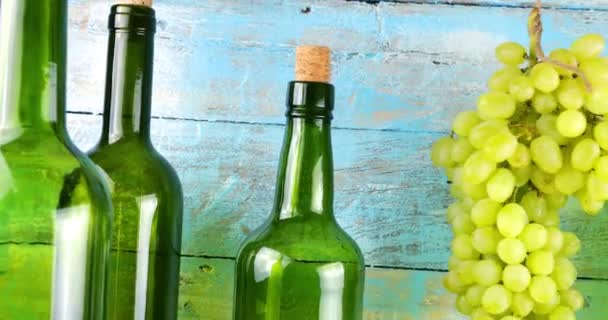 Weintrauben Und Weinflaschen Auf Blauem Vintage Holzhintergrund — Stockvideo