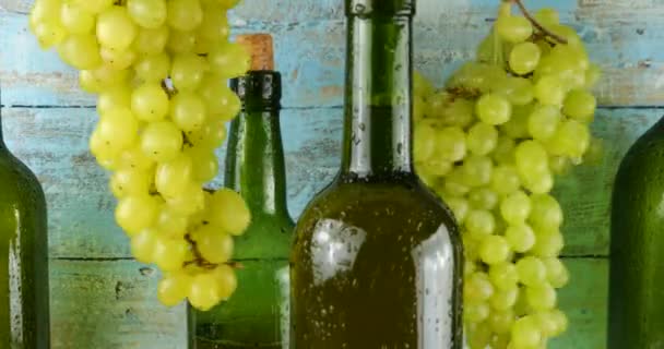 Uvas Botellas Vino Sobre Fondo Madera Azul Vintage — Vídeo de stock
