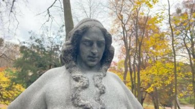 LVIV, UKRAINE - 17 Kasım 2023: Şehir parkında çıplak bir kadının granit heykeli.