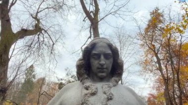 LVIV, UKRAINE - 17 Kasım 2023: Şehir parkında çıplak bir kadının granit heykeli.