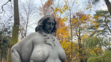 LVIV, UKRAINE - 17 Kasım 2023: Şehir parkında çıplak bir kadının granit heykeli.