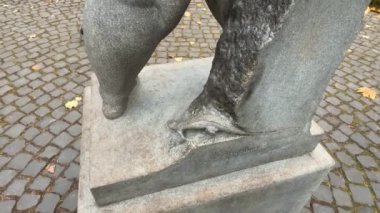 LVIV, UKRAINE - 17 Kasım 2023: Şehir parkında çıplak bir kadının granit heykeli.
