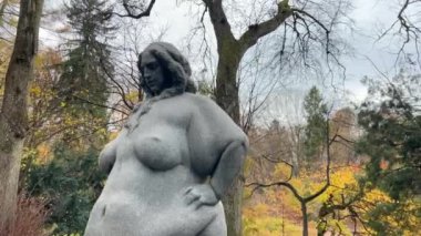 LVIV, UKRAINE - 17 Kasım 2023: Şehir parkında çıplak bir kadının granit heykeli.