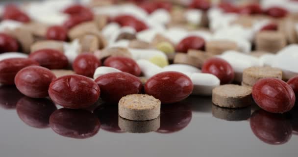 Gyógyszerészeti Háttér Egy Fém Felületen Tabletták Tabletták Mozgásban Gyógyszer Egészséges — Stock videók