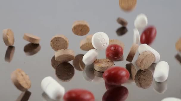 Fallende Tabletten Und Pillen Auf Einer Metalloberfläche Zeitlupe Medizin Und — Stockvideo