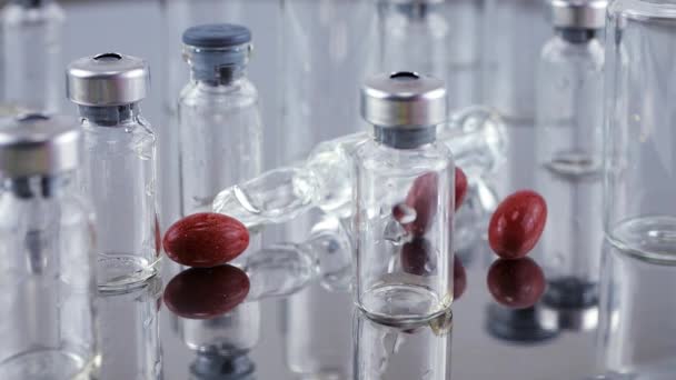 Fallande Tabletter Och Piller Metallyta Bakgrund Glasflaskor Och Ampull Sakta — Stockvideo
