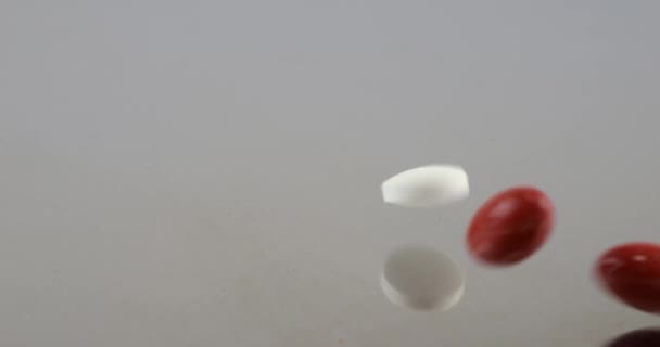 Fallende Tabletten Und Pillen Auf Einer Metalloberfläche Zeitlupe Medizin Und — Stockvideo