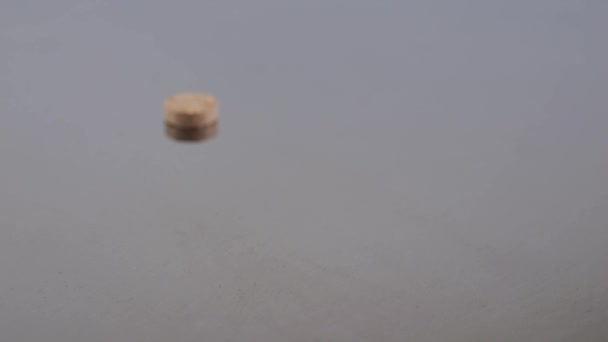 Tablettes Pilules Tombantes Sur Une Surface Métallique Ralenti Médecine Santé — Video
