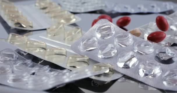 Comprimés Pilules Tombants Sur Une Surface Métallique Plaquette Thermoformée Pharmaceutique — Video