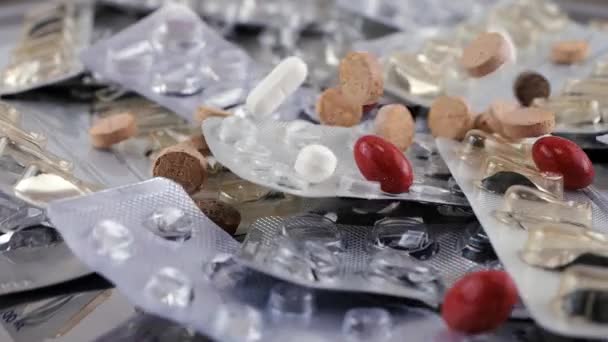 Fallende Tabletten Und Pillen Auf Einer Metalloberfläche Und Einer Pharmazeutischen — Stockvideo