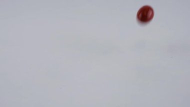 Düşen haplar ve haplar. İlaç ve sağlıklı. Kapsülleri kapat.