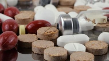 Metal bir yüzeyde eczane geçmişi. Tabletler, haplar, cam bardaklar ve ampuller. İlaç ve sağlıklı. Kapsülleri kapat.