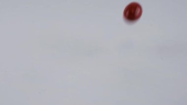 Düşen haplar ve haplar. İlaç ve sağlıklı. Kapsülleri kapat.