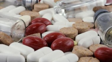 Metal bir yüzeyde eczane geçmişi. Tabletler, haplar, cam bardaklar ve ampuller. İlaç ve sağlıklı. Kapsülleri kapat.