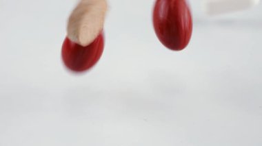 Düşen haplar ve haplar. İlaç ve sağlıklı. Kapsülleri kapat.