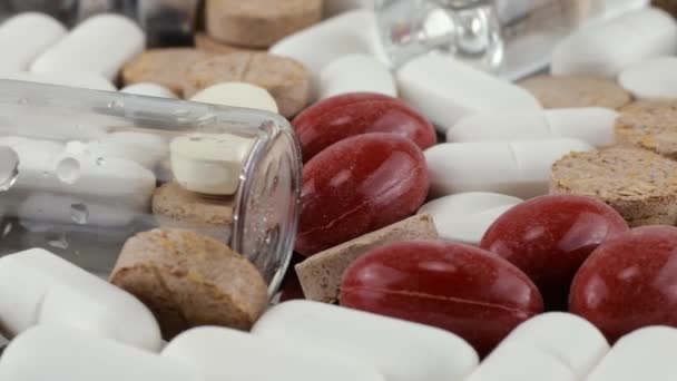 Gyógyszerészeti Háttér Egy Fém Felületen Tabletták Tabletták Üvegflakonok Ampullák Gyógyszer — Stock videók