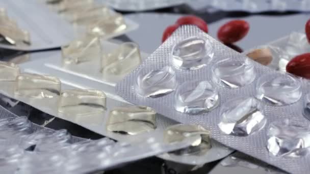 Compresse Pillole Cadenti Una Superficie Metallica Blister Farmaceutici Rallentatore Medicina — Video Stock