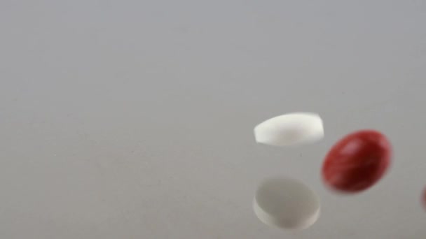 Tablettes Pilules Tombantes Sur Une Surface Métallique Ralenti Médecine Santé — Video