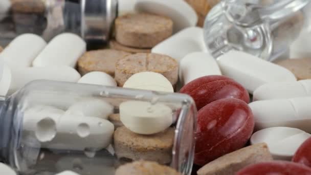 Apothekenhintergrund Auf Einer Metalloberfläche Tabletten Pillen Glasflakons Und Ampullen Medizin — Stockvideo