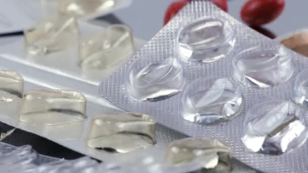 Fallande Tabletter Och Piller Metallyta Och Läkemedelsblisterförpackning Sakta Backarna Medicin — Stockvideo
