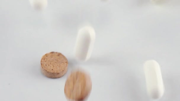 Spadające Tabletki Pigułki Medycyna Zdrowie Zamykanie Kapsułek — Wideo stockowe