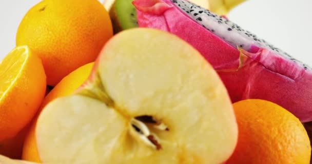Gyümölcskosár Sárkánygyümölcs Pitahaya Kivi Narancs Banán Alma Fehér Alapon — Stock videók