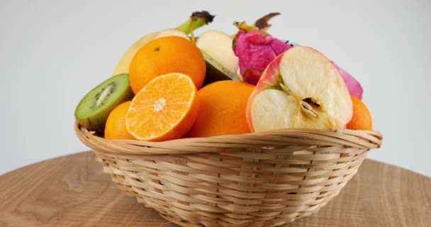 白い背景にドラゴンフルーツピタキア キウイ オレンジ バナナ リンゴとフルーツバスケット — ストック動画