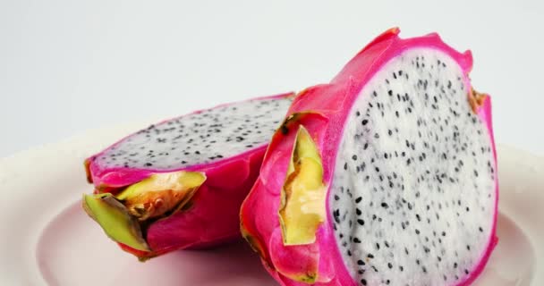 Δύο Μισά Από Φρούτα Του Δράκου Pitahaya Ένα Πιάτο Που — Αρχείο Βίντεο