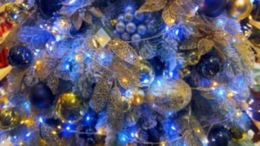 Mağaza vitrininde Noel süslemeleri.