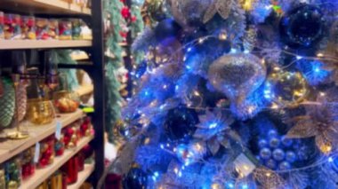Mağaza vitrininde Noel süslemeleri.
