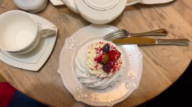 Pavlova kremalı bir tatlıdır..