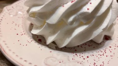 Pavlova kremalı bir tatlıdır..