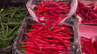 Bir süpermarkette rafta duran biberlerin çeşitliliği.